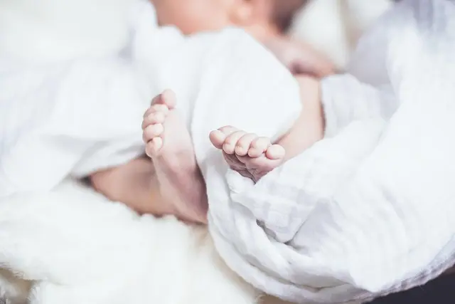 Les Accessoires Indispensables pour un Look Bébé Tendance