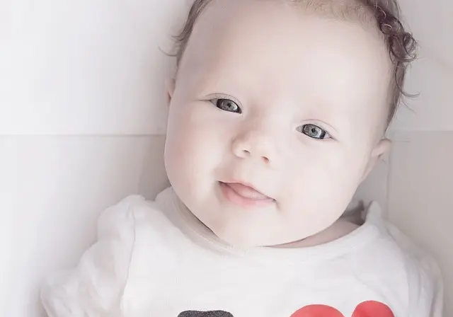 Les Styles Indispensables pour Habiller Bébé avec Élégance