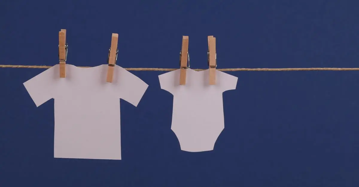 Les Meilleures Astuces pour Économiser sur les Vêtements de Bébé