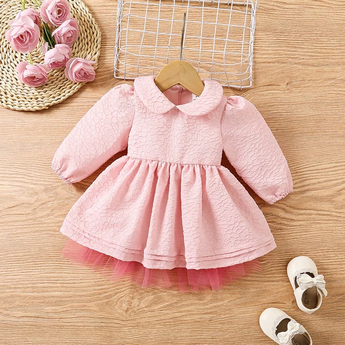 Robe bébé fille à col de poupée à manches longues unie et à la mode