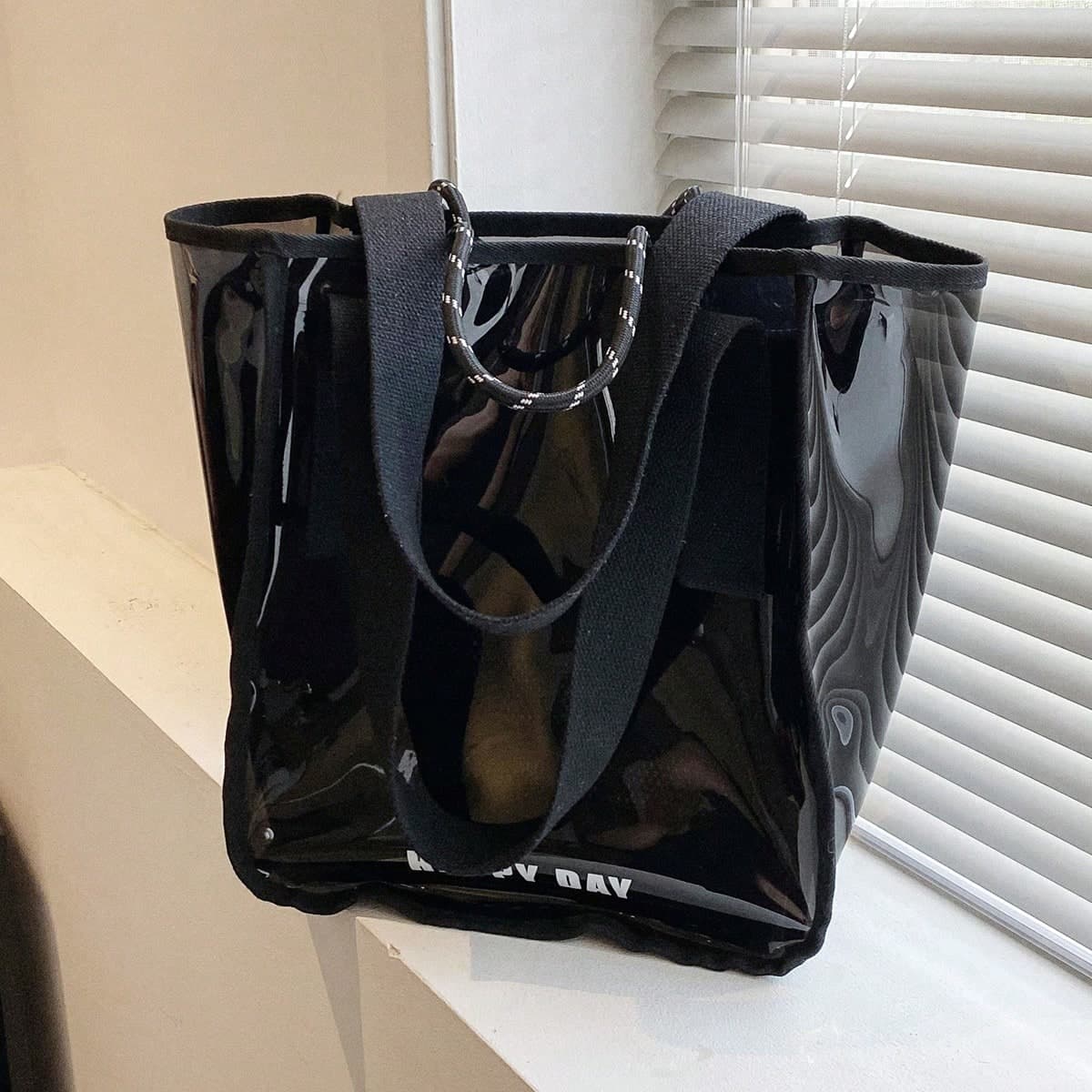 Ensemble de sac en gelée PVC transparent imperméable à la mode d'été, simple et léger, comprenant un grand sac fourre-tout et un sac plus petit;