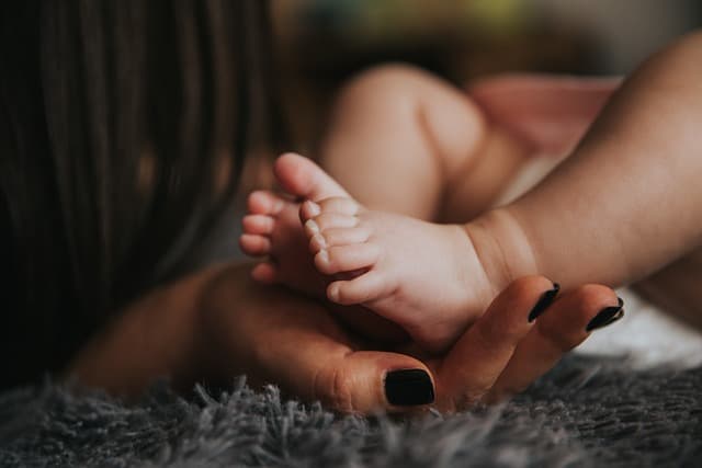 Les Vêtements Évolutifs : Un Investissement Intelligent pour Bébé